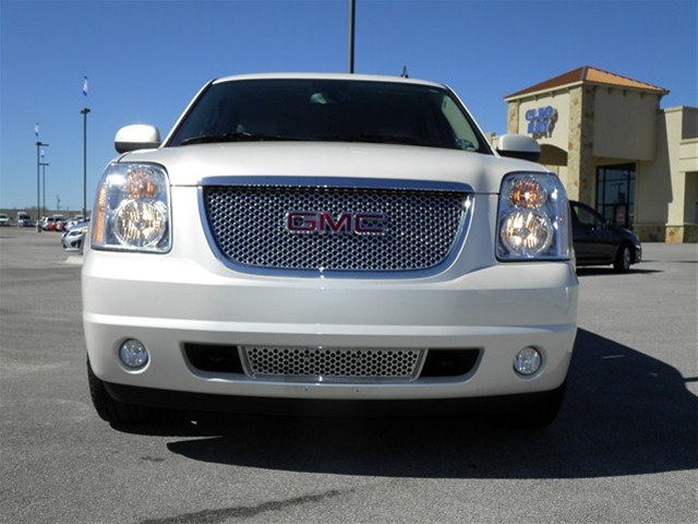 GMC Yukon 2011 photo 2