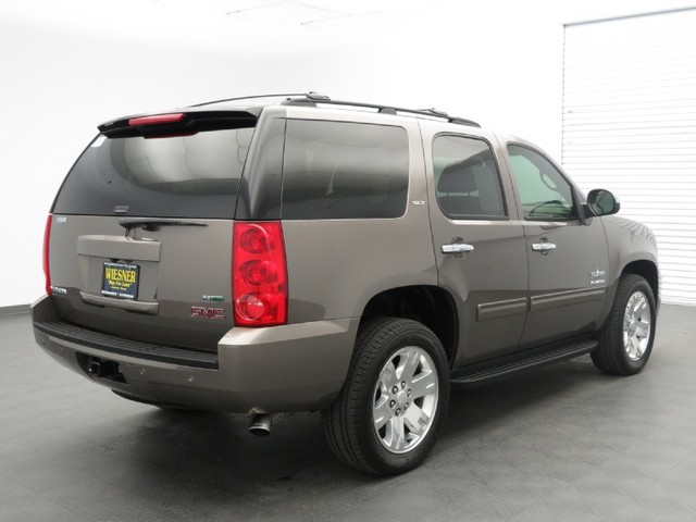 GMC Yukon 2011 photo 2