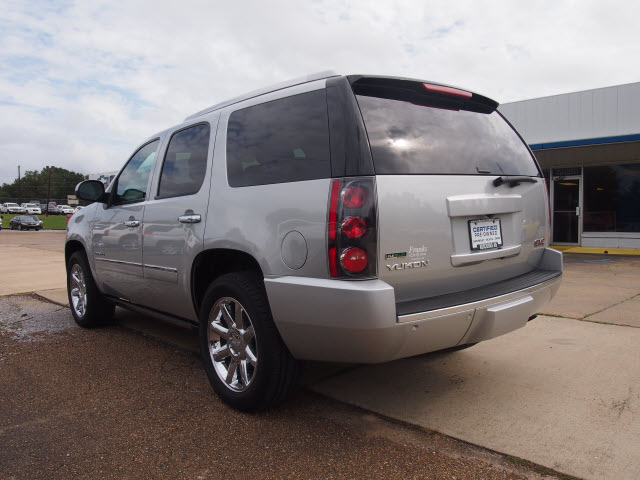 GMC Yukon 2012 photo 1