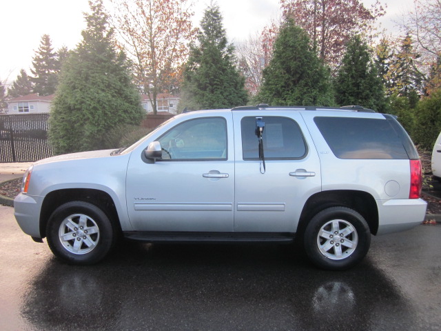 GMC Yukon 2012 photo 2