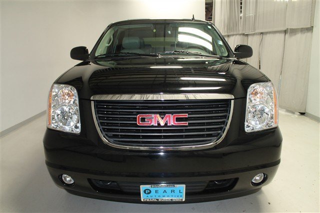 GMC Yukon 2012 photo 2