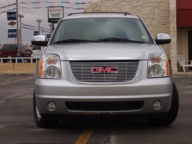 GMC Yukon 2012 photo 2