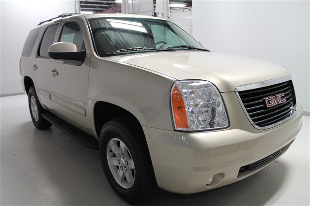 GMC Yukon 2012 photo 2