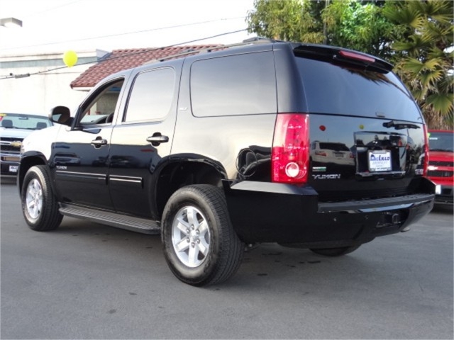 GMC Yukon 2012 photo 2