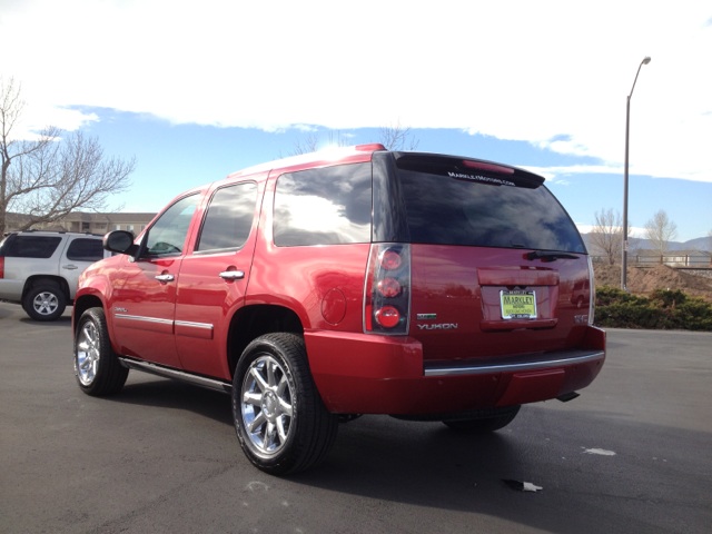 GMC Yukon 2012 photo 2