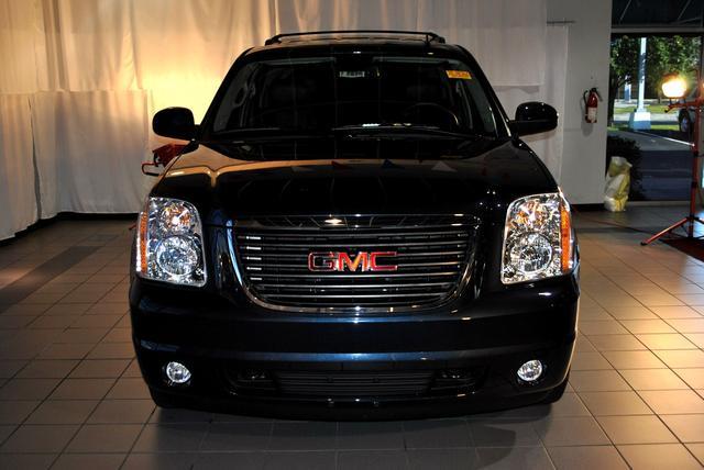 GMC Yukon 2013 photo 1