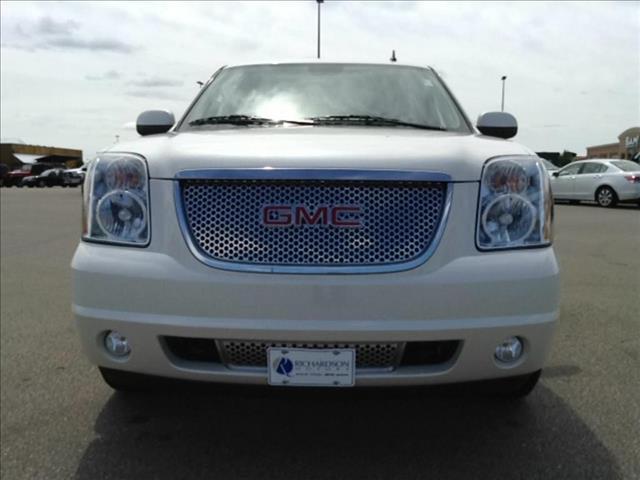 GMC Yukon 2013 photo 2