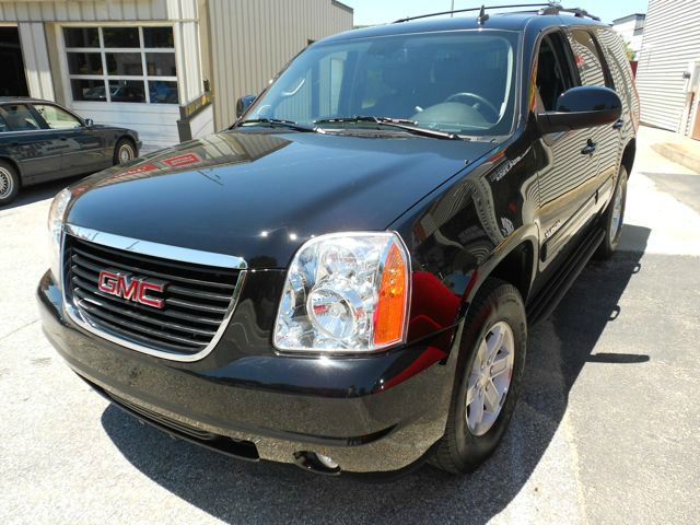 GMC Yukon 2013 photo 2