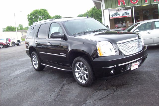 GMC Yukon 2013 photo 2