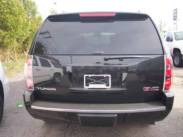 GMC Yukon 2013 photo 2