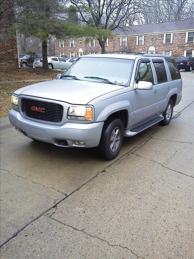 GMC Yukon Denali 2000 photo 1