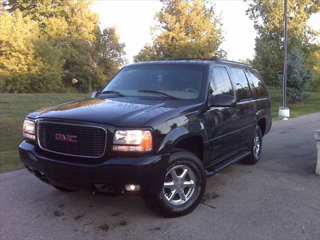 GMC Yukon Denali 2000 photo 2