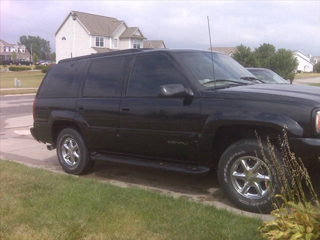 GMC Yukon Denali 2000 photo 3