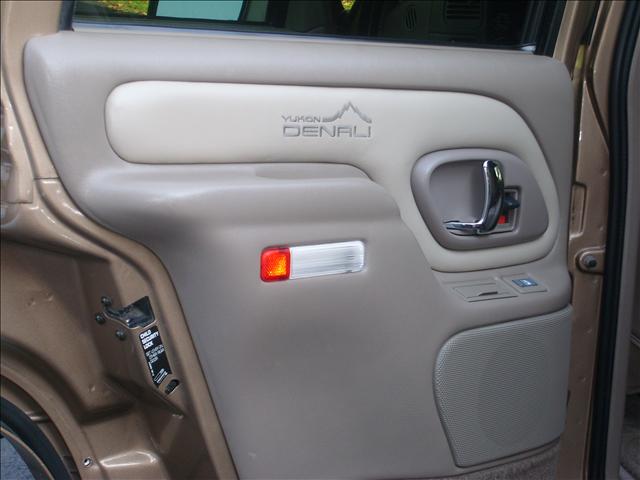 GMC Yukon Denali 2000 photo 1