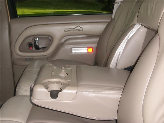 GMC Yukon Denali 2000 photo 3