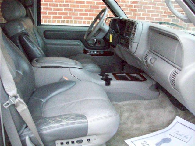 GMC Yukon Denali 2000 photo 1