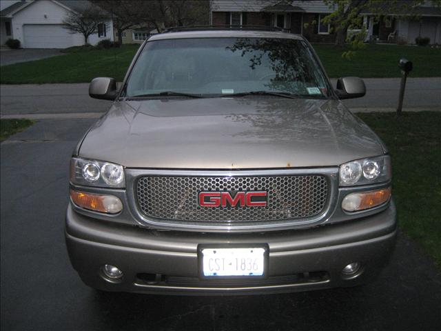 GMC Yukon Denali 2001 photo 2