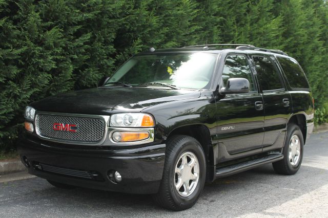 GMC Yukon Denali 2004 photo 2