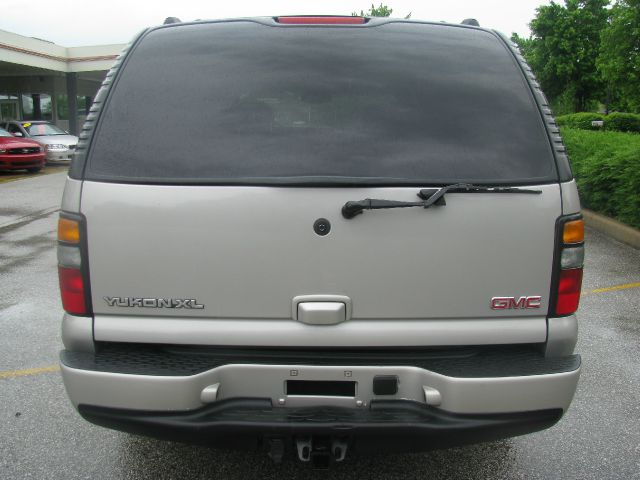 GMC Yukon Denali 2004 photo 18