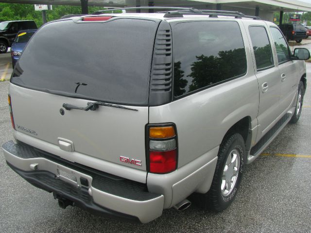 GMC Yukon Denali 2004 photo 27