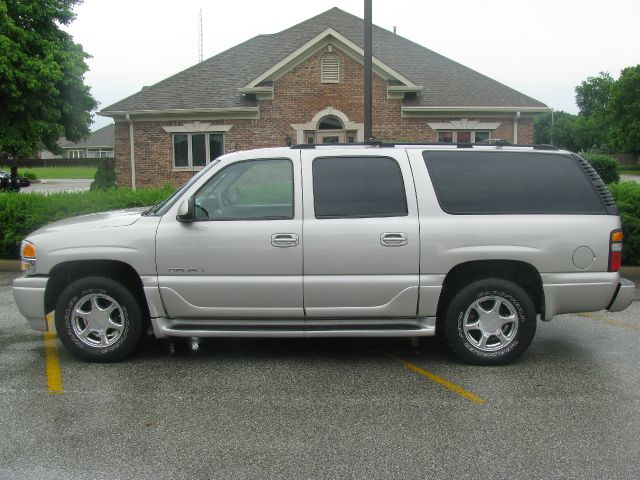 GMC Yukon Denali 2004 photo 30