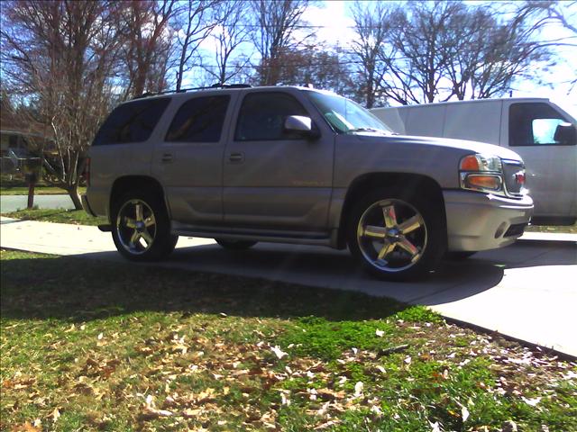 GMC Yukon Denali 2004 photo 1