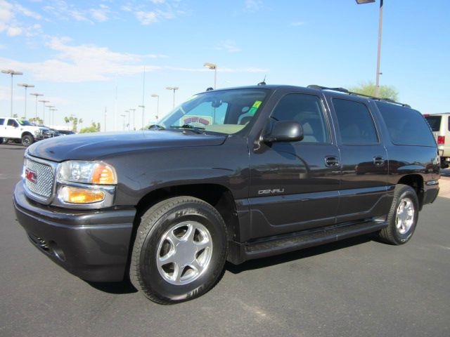 GMC Yukon Denali 2004 photo 2