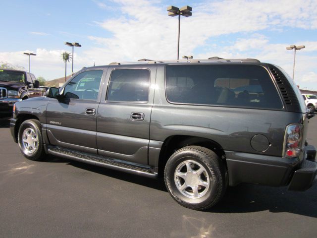 GMC Yukon Denali 2004 photo 3