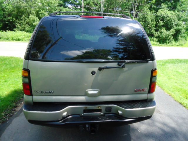 GMC Yukon Denali 2005 photo 2