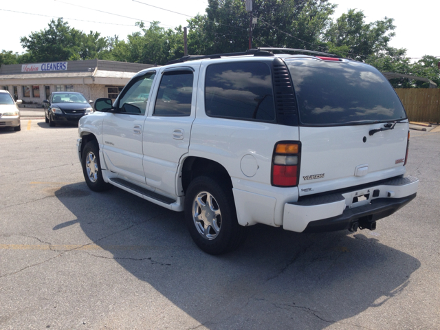 GMC Yukon Denali 2005 photo 2