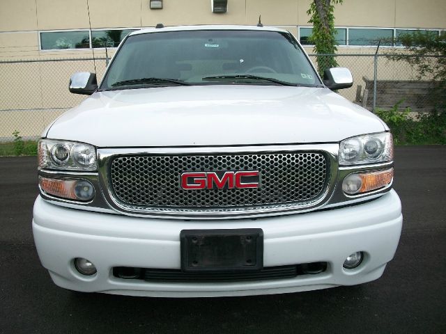 GMC Yukon Denali 2005 photo 16