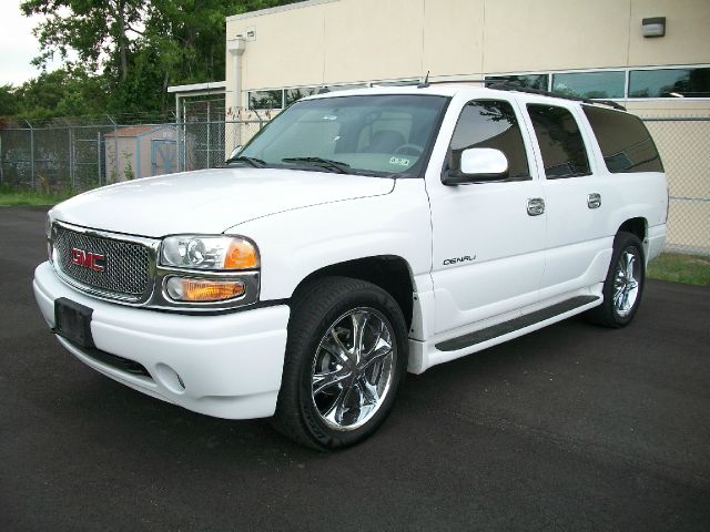 GMC Yukon Denali 2005 photo 17