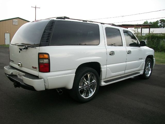 GMC Yukon Denali 2005 photo 2