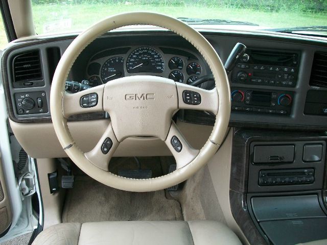 GMC Yukon Denali 2005 photo 21