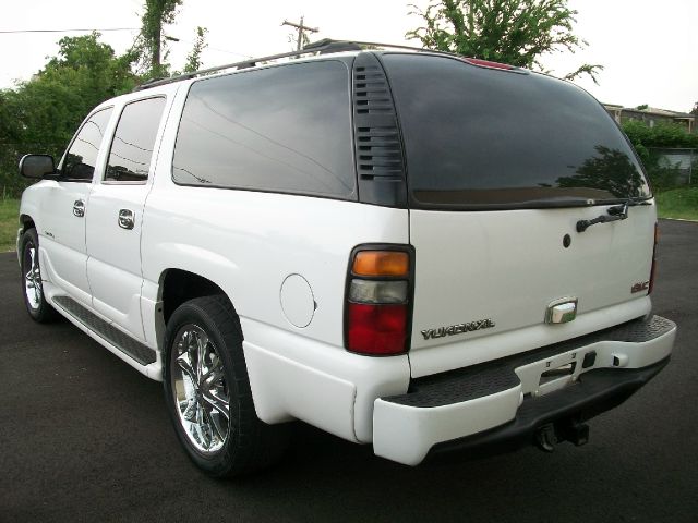 GMC Yukon Denali 2005 photo 3