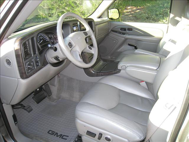 GMC Yukon Denali 2005 photo 2