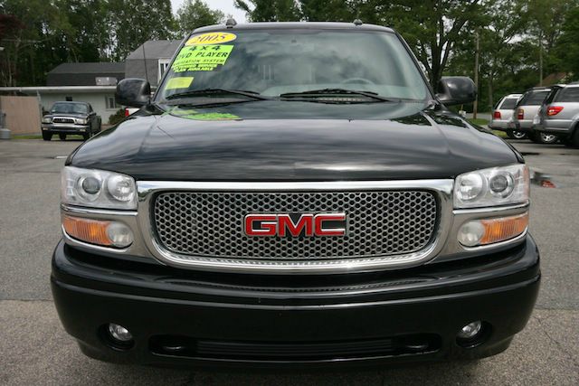 GMC Yukon Denali 2005 photo 2