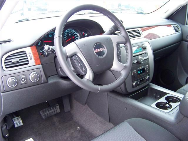 GMC Yukon Denali 2011 photo 3