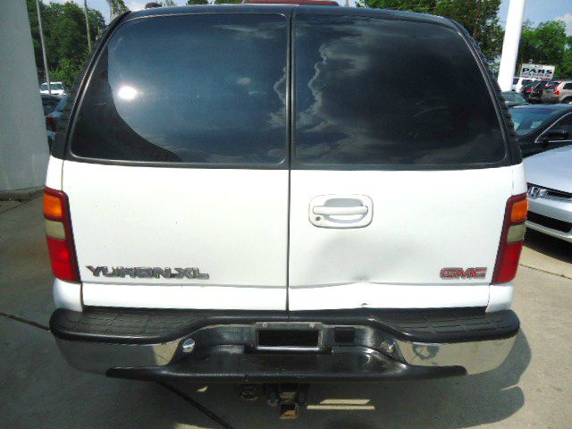 GMC Yukon XL 2000 photo 2