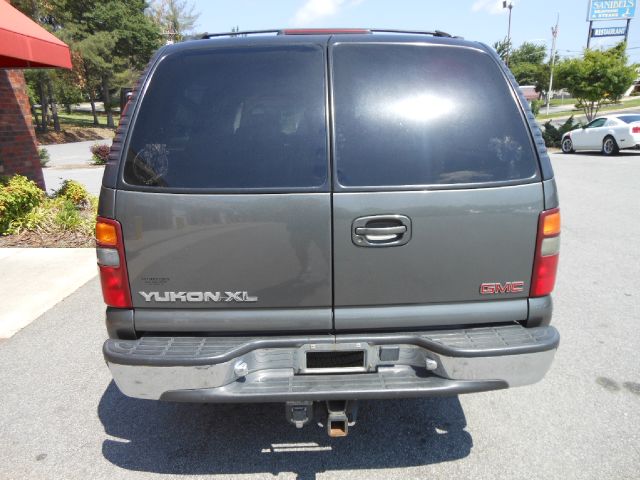 GMC Yukon XL 2001 photo 3