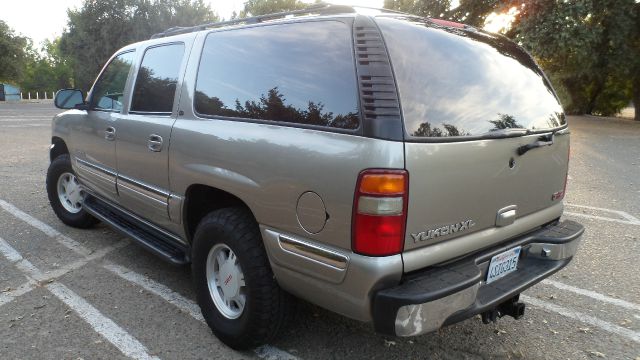 GMC Yukon XL 2001 photo 3