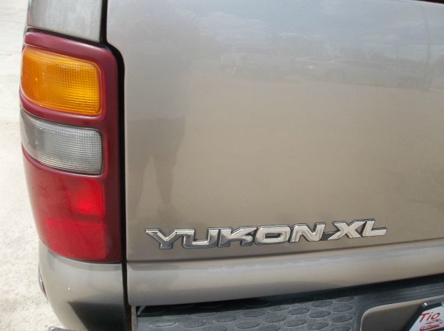 GMC Yukon XL 2001 photo 4