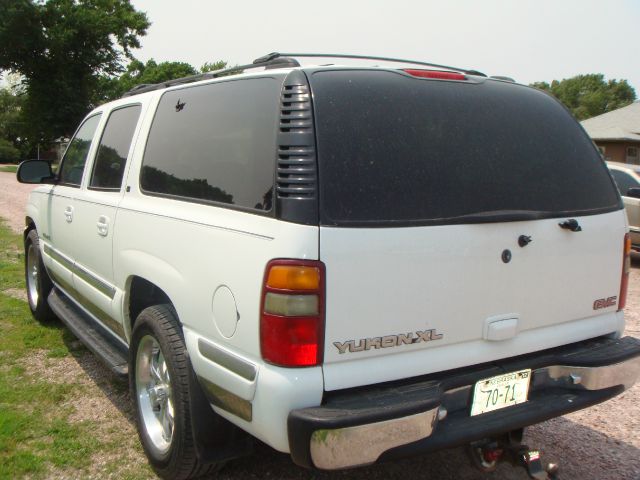 GMC Yukon XL 2001 photo 2