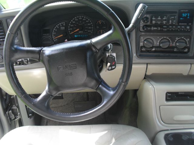 GMC Yukon XL 2002 photo 2