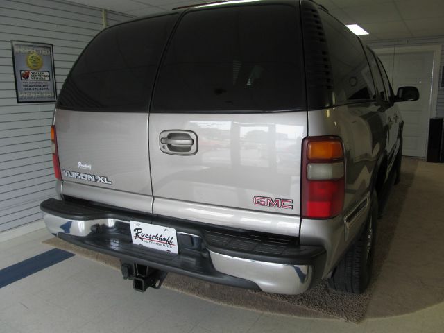 GMC Yukon XL 2002 photo 2