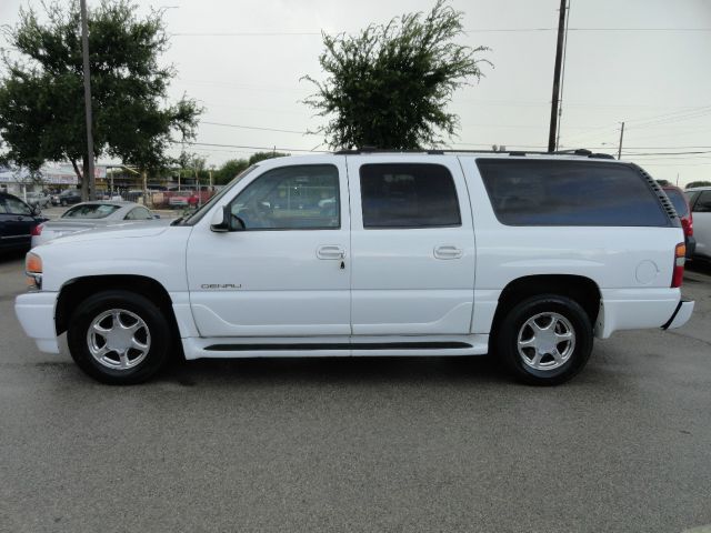 GMC Yukon XL 2003 photo 2