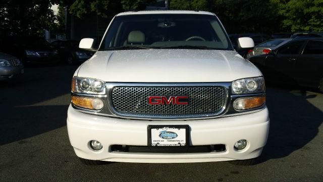 GMC Yukon XL 2003 photo 2