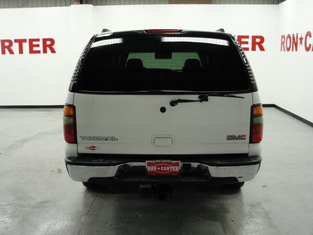 GMC Yukon XL 2003 photo 3