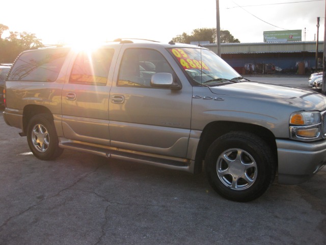 GMC Yukon XL 2003 photo 2