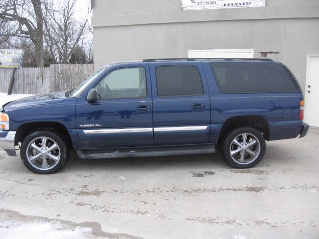 GMC Yukon XL 2003 photo 2